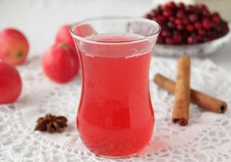 Из кислых ранеток можно приготовить вкусный компот с корицей