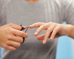 К чему сломался, чешется, отходит ноготь, белые пятна на ногтях, грибок ногтей: приметы и суеверия. Когда стричь ногти по дням недели: приметы. Почему нельзя грызть и красить ногти черным лаком: приметы. Когда нельзя стричь ногти: приметы