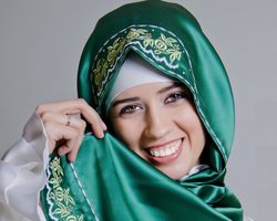 Как правильно и красиво научиться завязывать платок на голову мусульманке поэтапно? Как закалывают иголку на платке мусульманки? Способы ношения платков на голове мусульманки. Девушки мусульманки в платках на голове: фото