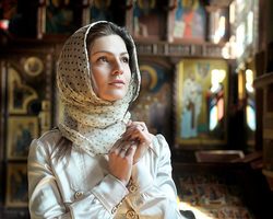 Почему женщины и девушки покрывают голову платком в церкви? Как красиво завязать платок, палантин и шарф на голову в церковь, храм: фото. Девочкам нужно ли одевать платок в церковь?