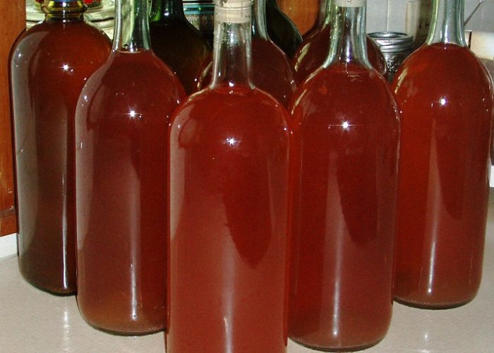 Готовое вино разливаем в бутылки