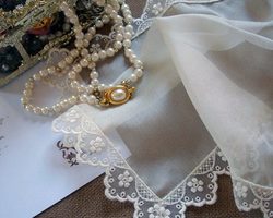 Можно ли дарить носовые платки мужчине и платок на голову женщине в подарок, на День рождения: приметы. Что делать если подарили носовой платок или платок на голову? Для чего парни дарят платки на Кавказе, зачем дарят платки на похоронах?