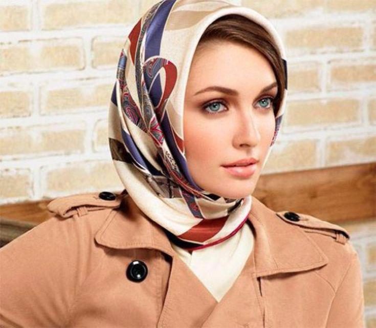 Как носить платок на голове с пальто?