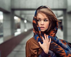 Как красиво завязать платок и косынку на голову разными способами? Как повязать платок на голову летом, зимой, весной, осенью: изысканные варианты, фото, видео. Как красиво носить платок с пальто, шубой, курткой на голове? Прически с платком на голове: фото