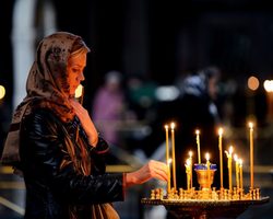 Во сколько начинается и заканчивается утренняя, вечерняя, субботняя, воскресная и ночная служба в церкви в будние и праздничные дни, Рождественская, на Крещение, Сретенье, Благовещенье, Вербное Воскресенье, Пасху, Радоницу, Троицу: расписание