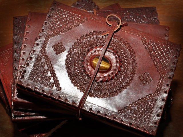 3 года совместной жизни в браке: какая свадьба, как называется? Что подарить мужу, жене, друзьям, детям на кожаную свадьбу 3 года? Поздравление с годовщиной кожаной свадьбы 3 года красивые, трогательные, прикольные в стихах и прозе