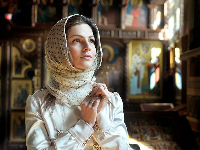 Как правильно надо себя вести в церкви, православном храме, при входе в церковь, храм: правила, памятка. Как вести себя в церкви и храме на службе, исповеди, отпевании, соборовании, литургии, панихиде, причастии, венчании?