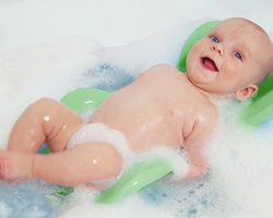Горка для купания новорожденных: зачем нужна, с какого возраста нужна, как ею пользоваться? Какая лучше горка для купания малыша: пластиковая или тканевая, тряпичная?
