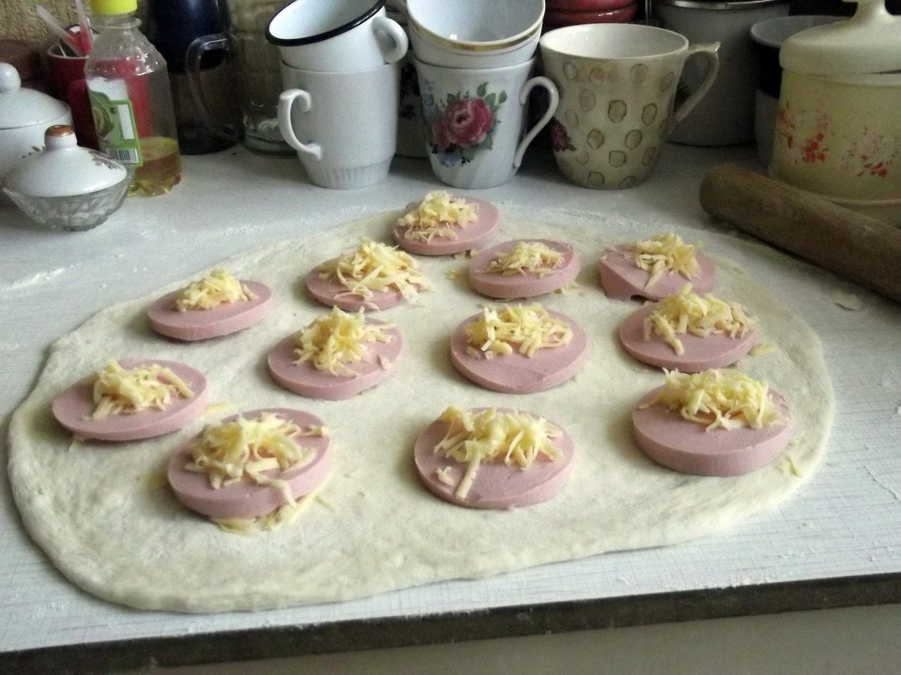 "бомбоки" с колбасой и сыром