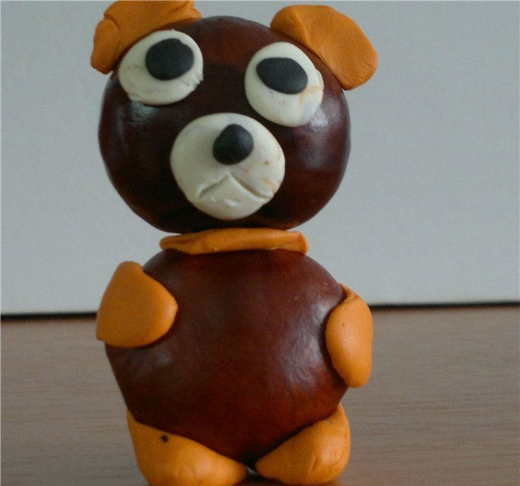 Медведь из каштанов
