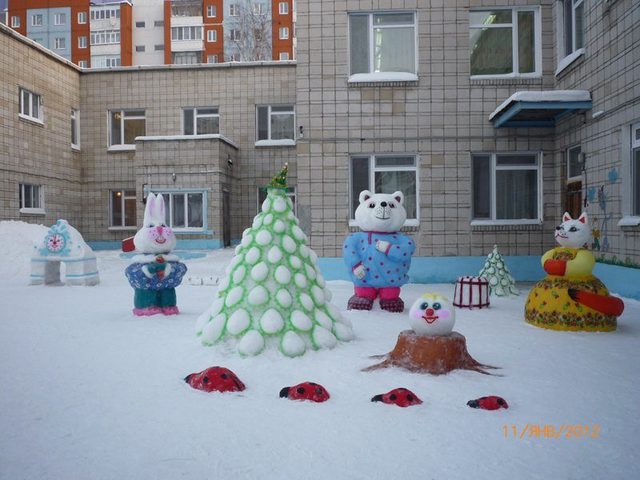 Фигуры из снега для детского сада: Как сделать из снега Деда Мороза, Снегурочку, домик, иглу, Миньона, собаку, пингвина, печку, танк, крепость, колобка, божью коровку, ежика, змею, осьминога, лягушку, зайца, сову, мишку, смешариков, елочку, снеговика, Олафа?
