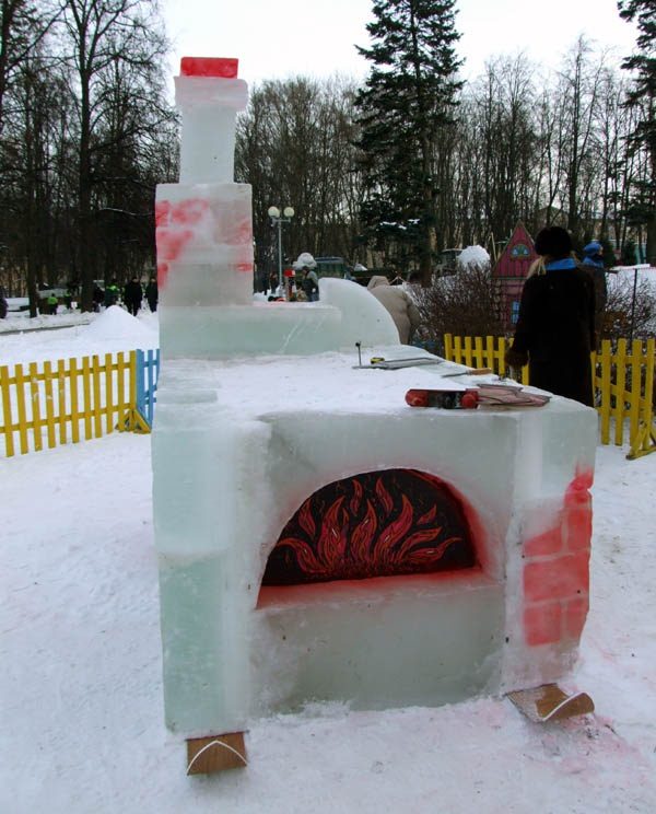 Русская печь из снега, поставлена на лыжи