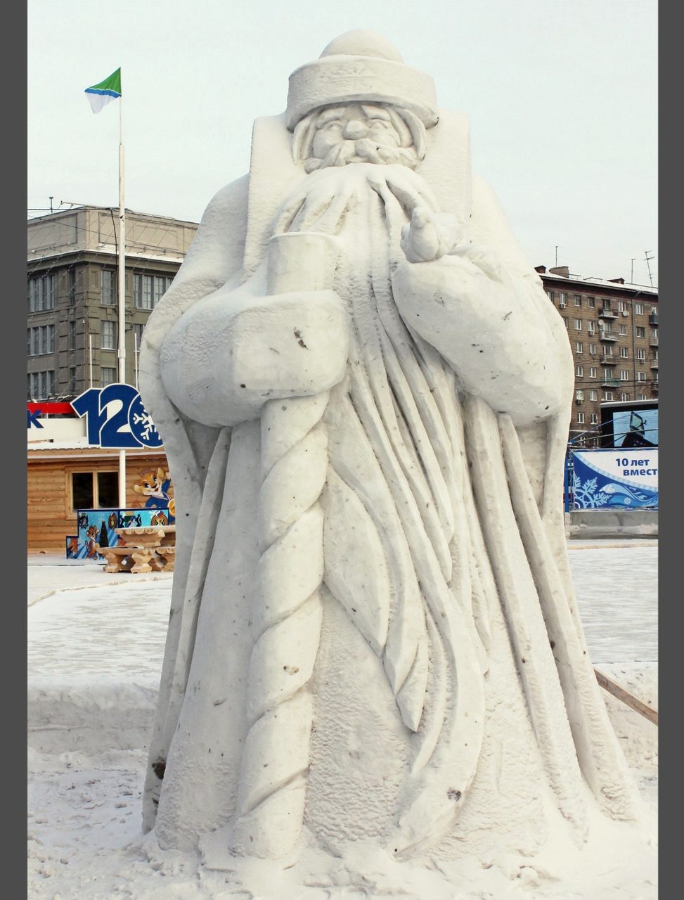 Фото готовой фигуры деда мороза из снега, пример 3