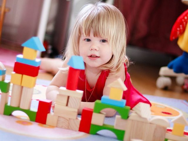 Что ребенок должен уметь и знать в 2 года: навыки и умения. Сколько должен весить, спать, съедать, пить, говорить и знать слов, цветов ребенок в 2 года? Психология, зубы, развитие моторики у детей 2 года: норма, особенности поведения