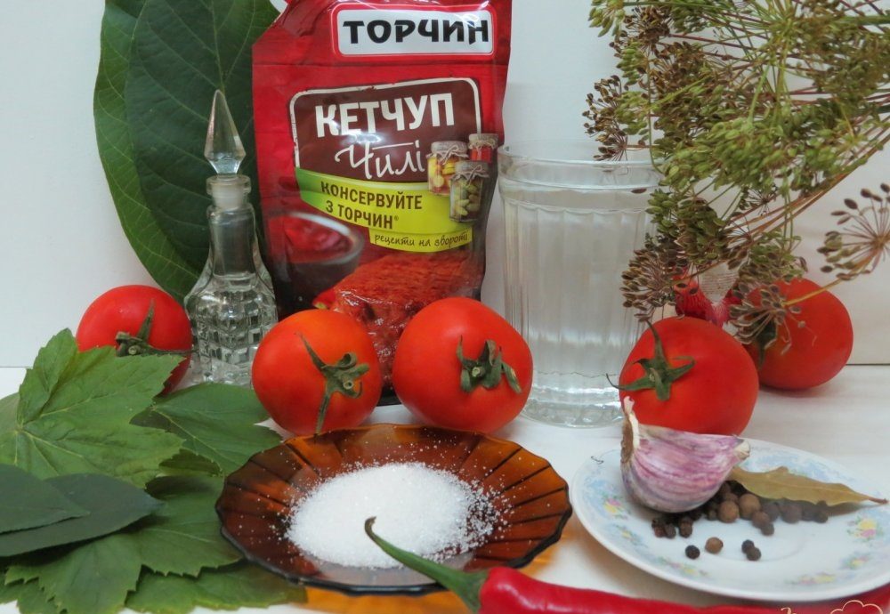 На столе ингредиенты для маринования помидоров с кетчупом чили торчин