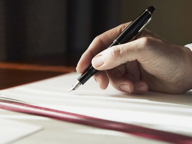 Записка в школу от родителей о пропуске школы по состоянию здоровья и по семейным обстоятельствам: образец. Как написать объяснительную записку учителю, классному руководителю, директору школы об отсутствии ребёнка в школе, на уроке: пример, образец
