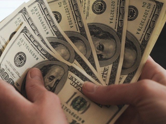 В какой валюте цены на Алиэкспресс? Почему на Алиэкспресс цены в долларах? Как узнать цену в рублях на Алиэкспресс? Как на Алиэкспресс сделать цены в рублях?