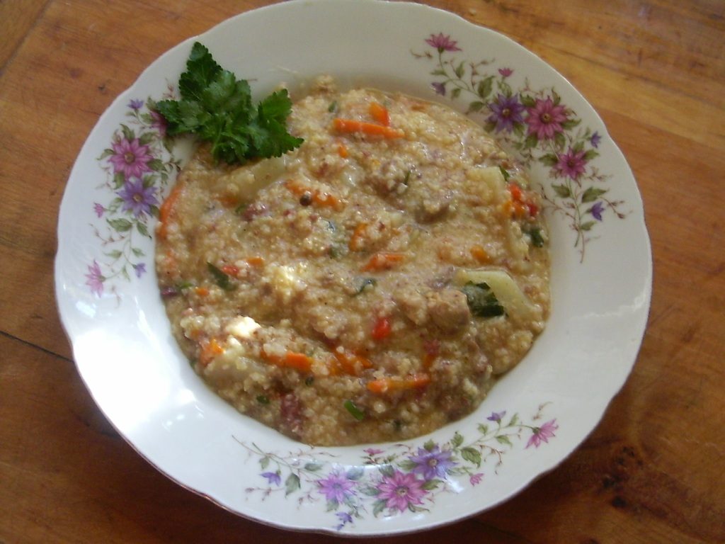 "водянистая" пшенка с тушеным мясом (тушенкой)