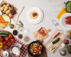 Что можно приготовить на обед: лагман с мясом, суп-пюре с говядиной, суп харчо с булгуром, солянка, плов, паста с грибами и шпинатом, картофельная запеканка с овощами, ленивые голубцы, куриные ножки с овощами, картофельные драники с зажаркой, гречка по-купечески — рецепты самых вкусных блюд с пошаговым приготовлением
