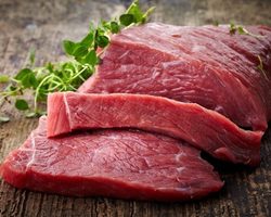 Сколько хранится мясо в холодильнике охлажденное, вареное, маринованное, сырое, размороженное, тушеное, приготовленное, заливное, запеченное, копченое, свинина, говядина, птица, кролик, фарш, субпродукты: срок хранения мяса в простой и морозильной камере