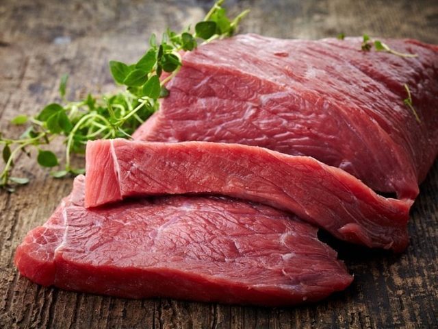 Сколько хранится мясо в холодильнике охлажденное, вареное, маринованное, сырое, размороженное, тушеное, приготовленное, заливное, запеченное, копченое, свинина, говядина, птица, кролик, фарш, субпродукты: срок хранения мяса в простой и морозильной камере