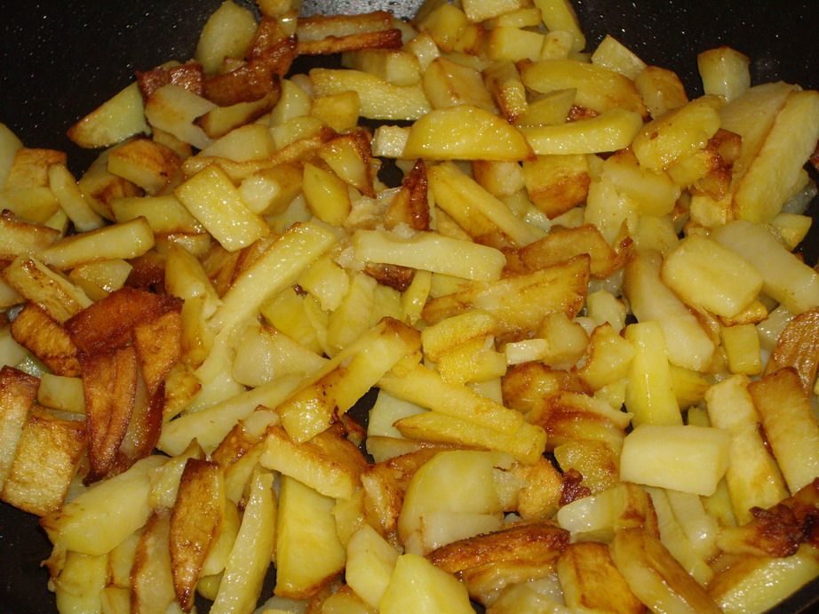 Как просто вкусно пожарить картошку на сковороде: самый простой рецепт
