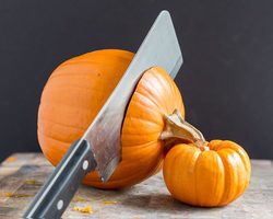 Запеченная в духовке тыква: лучшие рецепты. Как в духовке вкусно запечь тыкву с медом, сахаром, орехами, яблоками, сыром, сливками, луком, мясом, в горшочке, фольге, целую, кусочками, дольками: рецепты