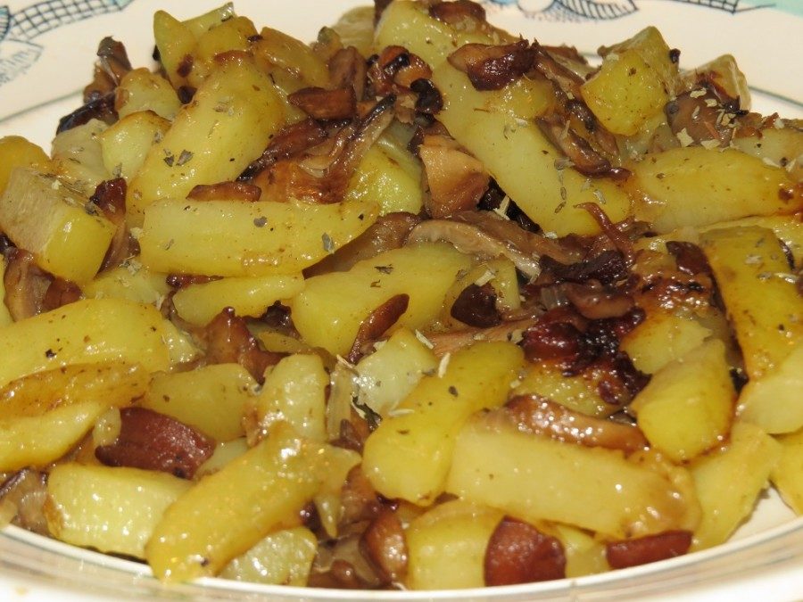 Как вкусно пожарить картошку с салом на сковороде?