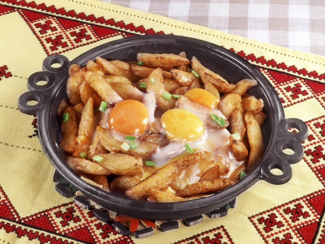 Как вкусно пожарить картошку с яйцами на сковороде?