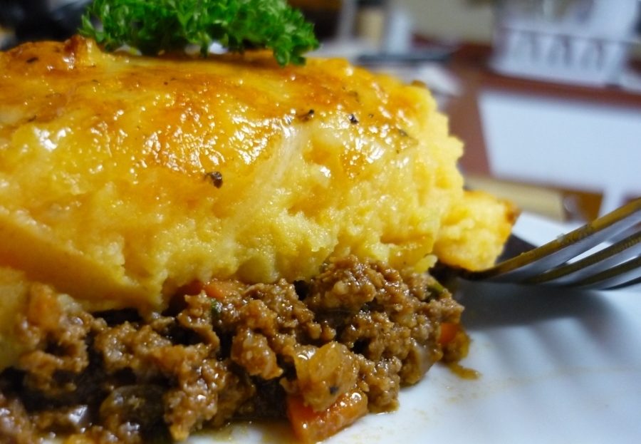 Как вкусно пожарить картошку с фаршем на сковороде?