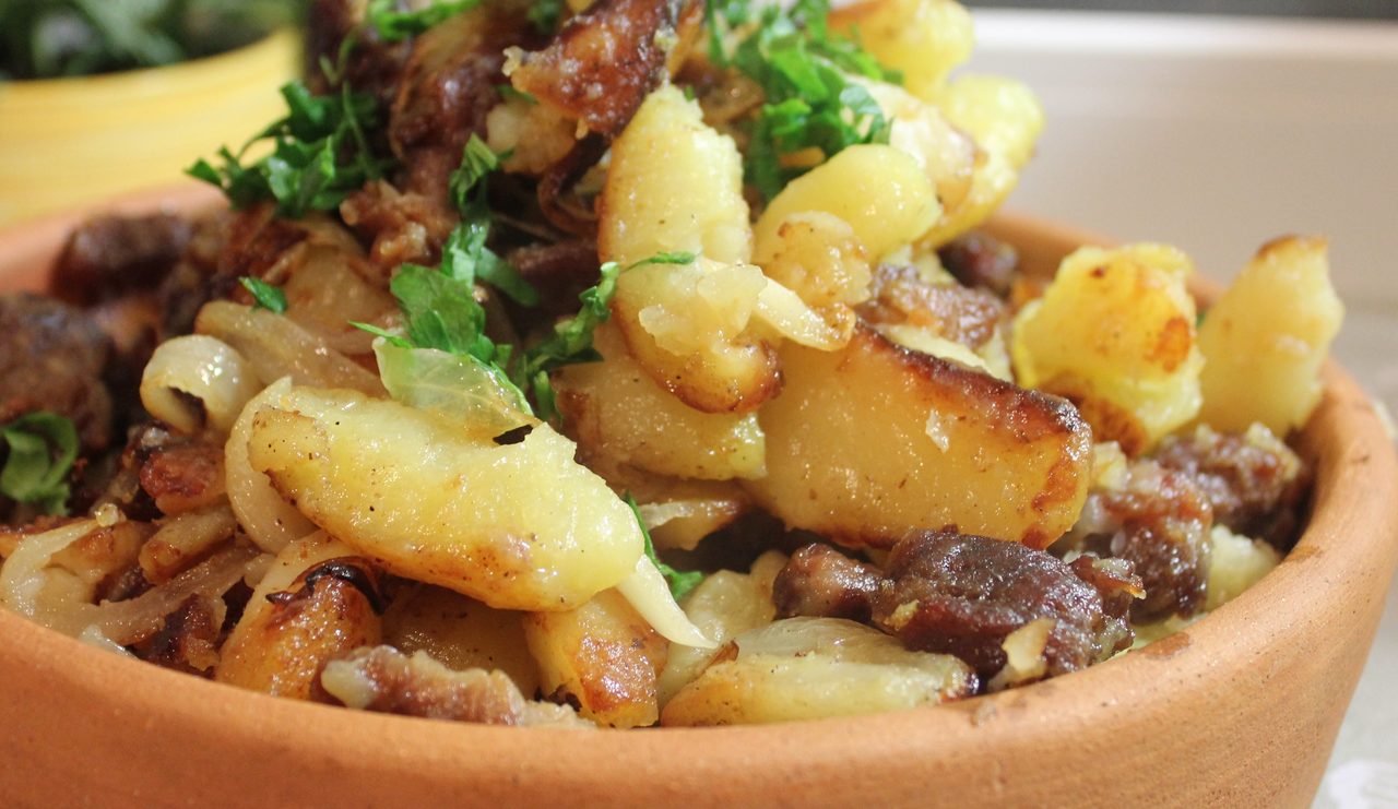 Как вкусно пожарить картошку с курицей на сковороде?