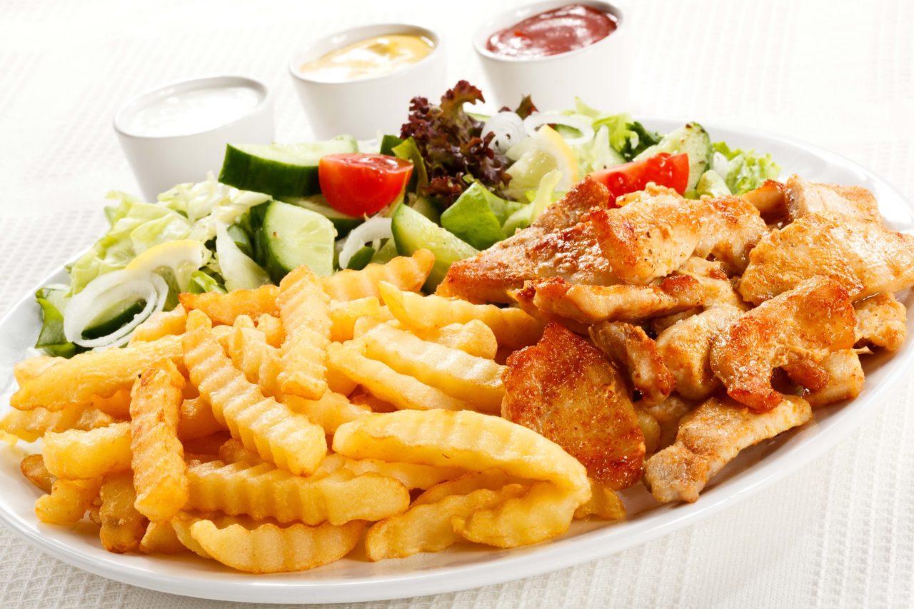 Как вкусно пожарить картошку с чесноком на сковороде?
