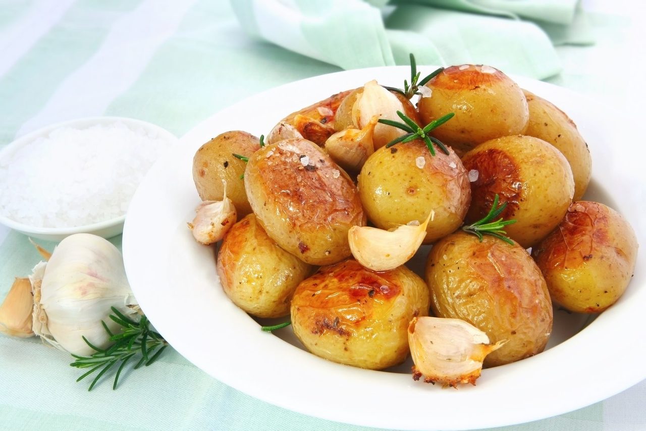 Печеная в мультиварке картошка