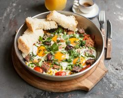 Как готовить яичницу по классическому рецепту, с овощами, колбасой, сыром, грибами, печенкой — топ-6 самых вкусных рецептов с подробными этапами приготовления