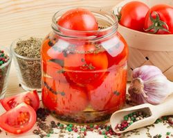 Помидоры консервированные с луком дольками, половинками, целые — заготовка на зиму: лучшие рецепты. Маринованные помидоры резанные с луком и петрушкой, чесноком, с морковкой, маслом, сладкие, десертные, в желатине на зиму: рецепты приготовления