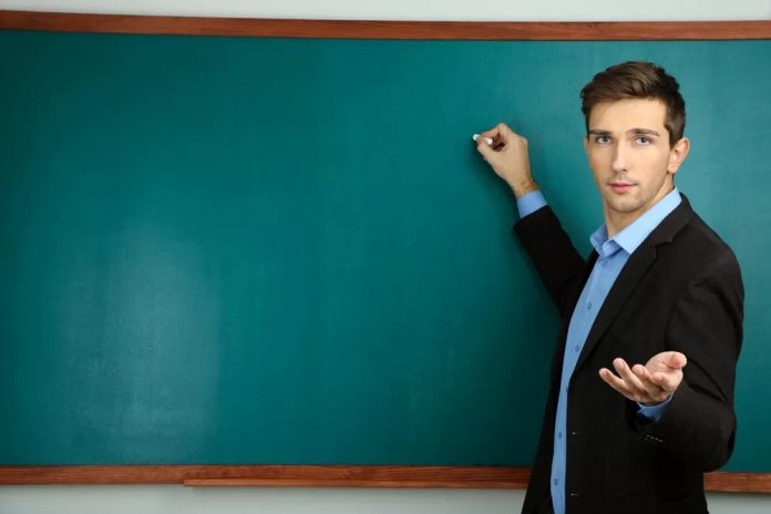 Как правильно пишется "недалеко" или "не далеко"?