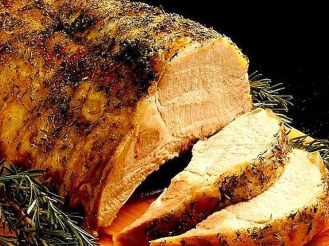 Шейка свиная в духовке: с пряностями, томатами и сыром, грибами, грушей и яблоком, сухофруктами, картошкой, луком и зеленью, на овощной подушке — рецепты приготовления мяса с необычными маринадами и соусами