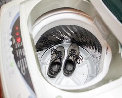 Как и чем постирать кроссовки в стиральной машине: температура, режим, инструкция, советы, средства. Можно ли и как стирать кроссовки в стиральной машине из кожзама, кожаные, замшевые, белые? Какие кроссовки можно и какие нельзя стирать в стиральной машине?