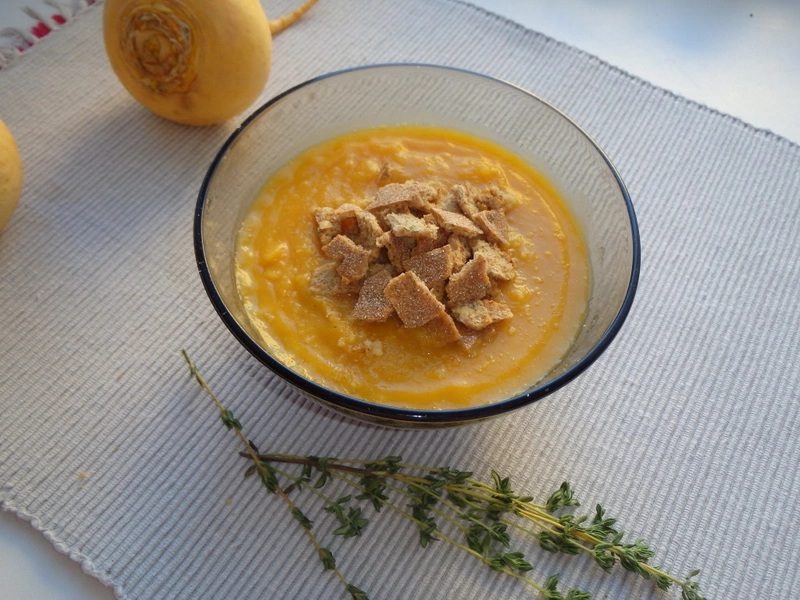 Суп пюре из репы с овощами, украшенный хлебными гренками