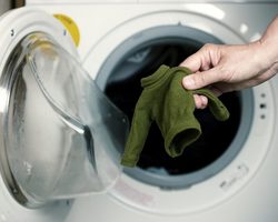 Как правильно и чем стирать вручную шерстяные и вязаные вещи, белое и цветное белье: советы, секреты, правила ручной стирки. Как и чем постирать вручную пуховик, джинсы, бюстгальтер, термобелье, белую рубашку, трусы, футболку, пиджак, куртку, линяющие вещи?