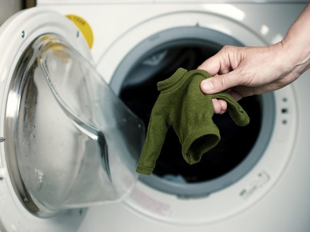 Как правильно и чем стирать вручную шерстяные и вязаные вещи, белое и цветное белье: советы, секреты, правила ручной стирки. Как и чем постирать вручную пуховик, джинсы, бюстгальтер, термобелье, белую рубашку, трусы, футболку, пиджак, куртку, линяющие вещи?