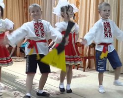 Частушки для детей на день матери, про семью, богатырей, село, лето, хлеб, пряники, на 1 июня, про бабушек и дедушек, на 8 марта, космические, про зиму, армию, по ПДД с именами для детского сада, школы и самых маленьких: текст и слова
