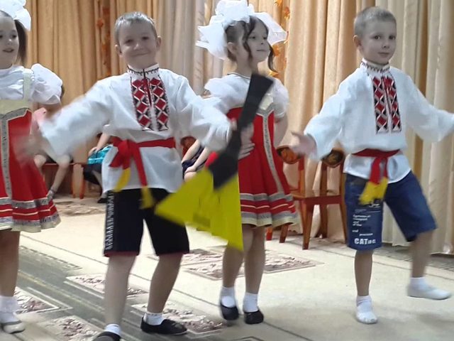 Частушки для детей на день матери, про семью, богатырей, село, лето, хлеб, пряники, на 1 июня, про бабушек и дедушек, на 8 марта, космические, про зиму, армию, по ПДД с именами для детского сада, школы и самых маленьких: текст и слова
