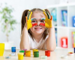С какого возраста берут детей в детский сад в 2025 году, согласно изменениям в законе РФ от 2018 года? С какого возраста в ясли принимают детей и существуют ли ясельные группы?