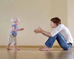 Как развивать ребенка в 1 год? Какие сказки, мультики, развивающие занятия дома, какая гимнастика, танцы, стишки, поделки, лепка из пластилина, рисование, развивающие и подвижные игры нужны ребенку в 1 год? Какие нужны игрушки мальчику и девочке в 1 год?