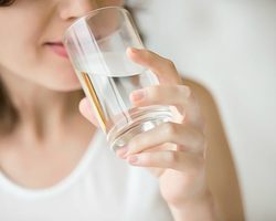Через сколько времени после еды можно пить воду, чай, кофе: правила здоровья, советы. Когда лучше и правильно пить воду: до или после еды, теплую или холодную?