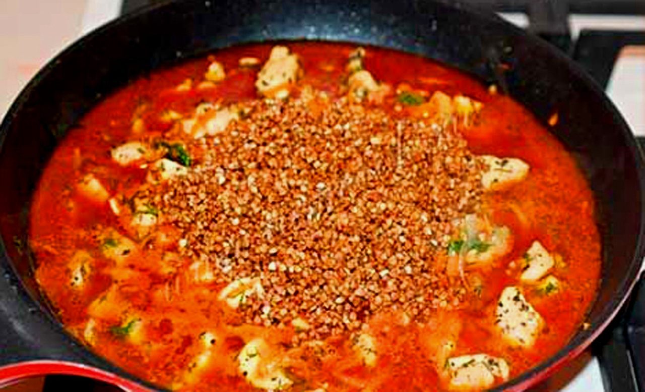 Гречка с тушенкой, приготовленная на сковороде
