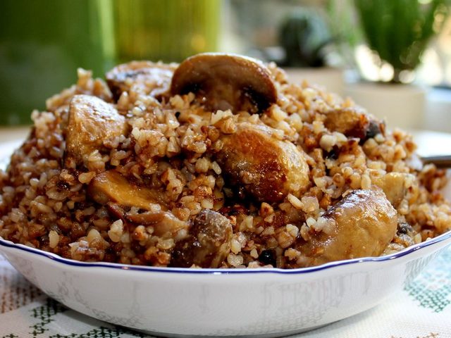 Как вкусно приготовить гречку с тушенкой на сковороде, в мультиварке, духовке, сварить в кастрюле: лучшие рецепты. Как сделать гречку с тушенкой с грибами, овощами, луком, по-купечески: рецепты