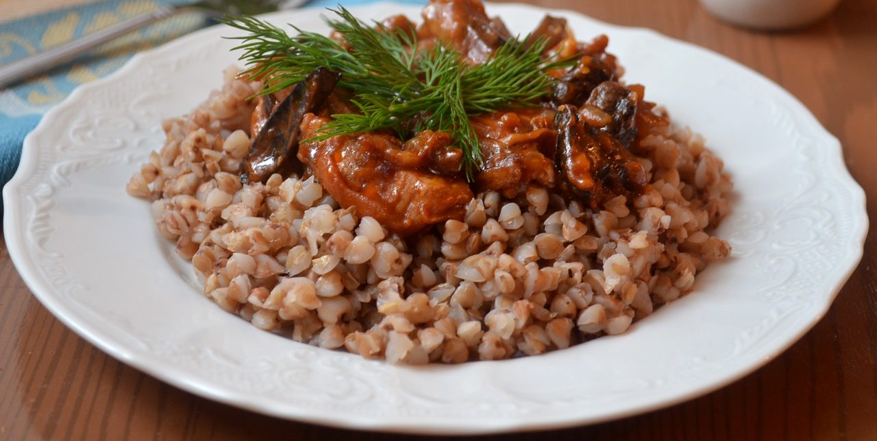 Гречка с тушенкой, приготовленная в кастрюле