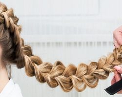 Коса наоборот, французская коса: схемы, инструкция плетения. Прически на основе косы наоборот с лентами, резинками, канекалоном, гофре: фото